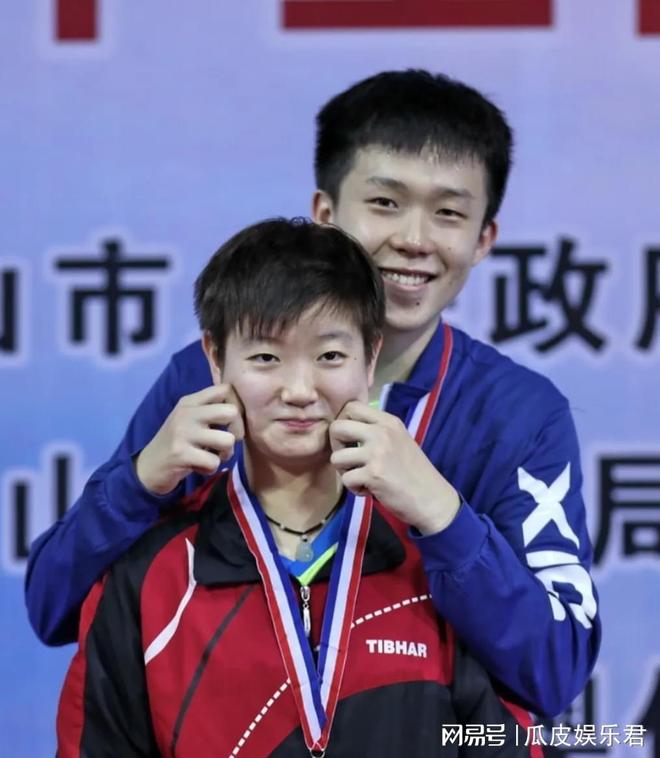 包含费德勒重返赛场，晋级下一阶段首场状态出色，拜仁观众沸腾！赛场气氛高涨的词条