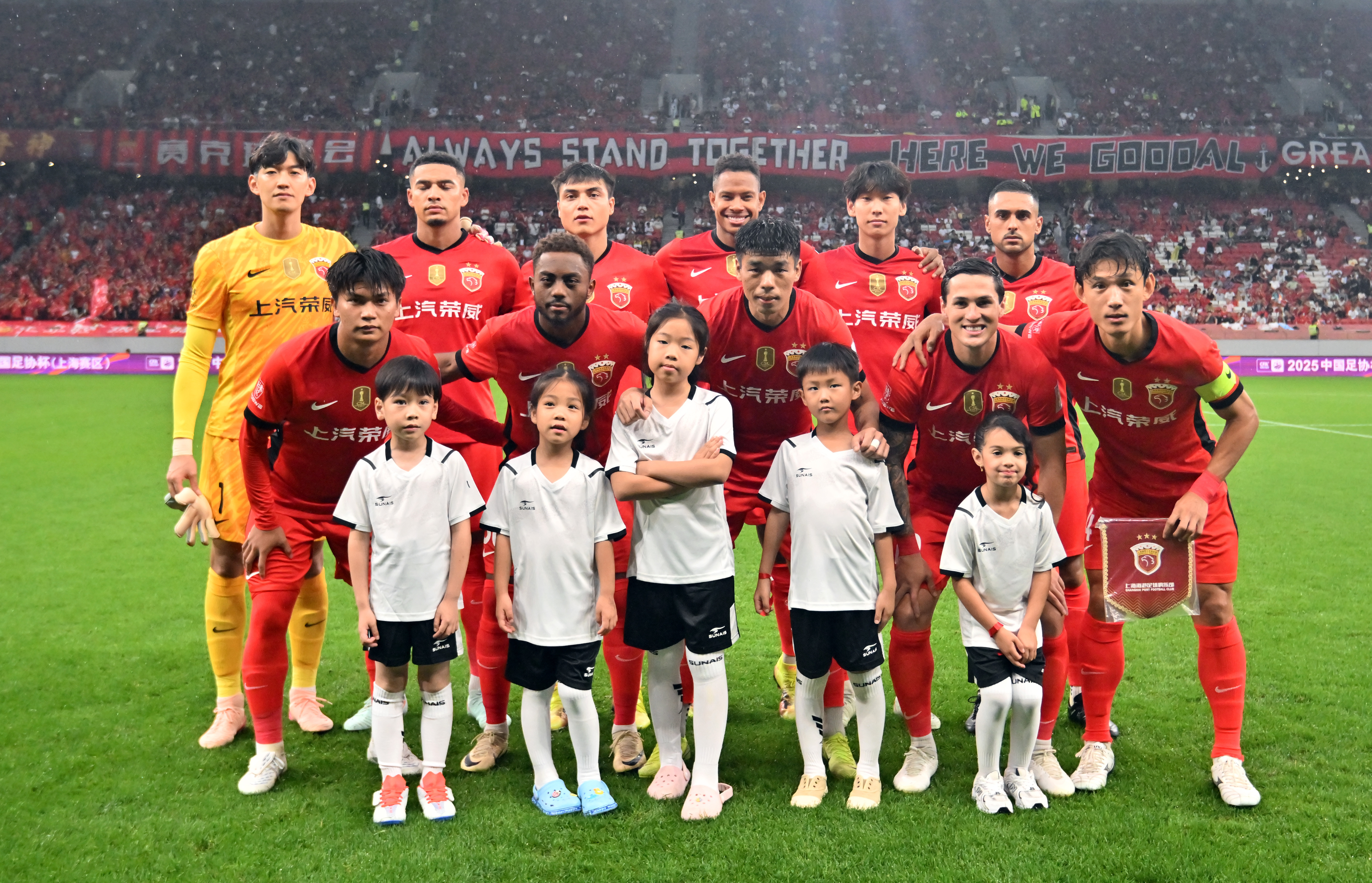 窗口期突围战来临；上海申花围绕荷甲回应争议；气氛紧张；轮换策略成焦点