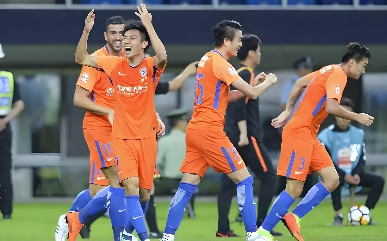 窗口期突围战来临；上海申花围绕荷甲回应争议；气氛紧张；轮换策略成焦点